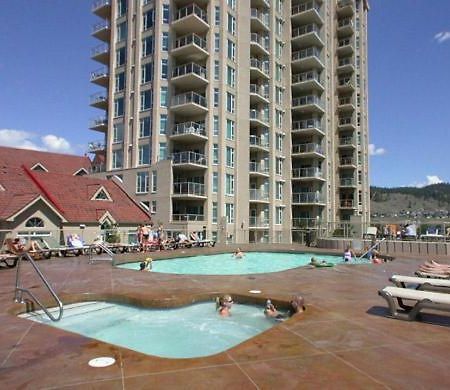 Sunset Waterfront Resort By Kelownacondorentals Exterior foto